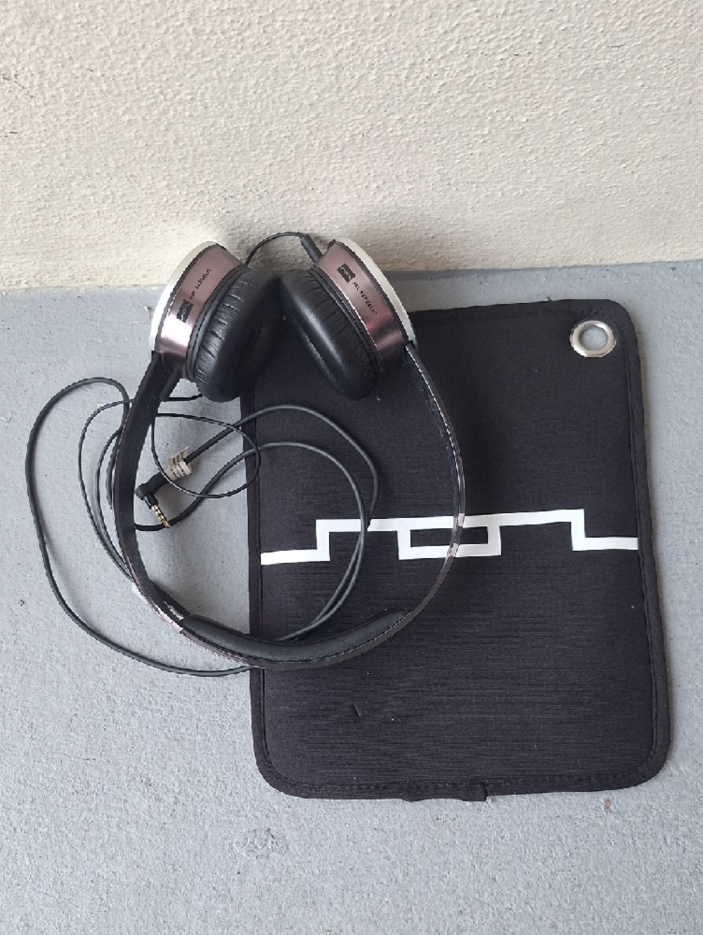 Sol Republic Tracks HD On-Ear Headphones With Case Black with Rose Gold Accents - Picture 4 of 10